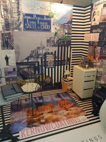 Room with the product wallshark on its walls