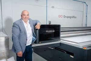 Oscar Ramon, commercial director at Grupo Grafico, pictured with the Fujifilm Acuity Prime L